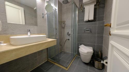Budget Double or Twin Room without Windows image 1