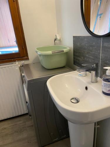 Ванна кімната, Appartement F2 à Athis Mons Proche aéroport Orly (Appartement F2 a Athis Mons Proche aeroport Orly) in Ати-Мон