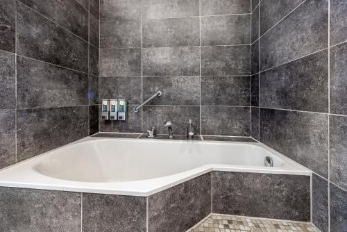 Badkamer, LionsDive Beach Resort in Marie Pampoen