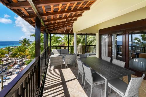 ระเบียง/ชานเรือน, LionsDive Beach Resort in มารี ปัมเปิน