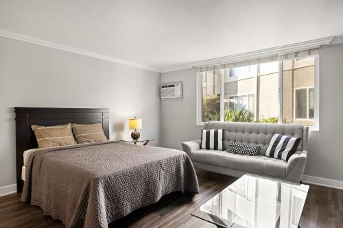 Modern and Stylish Studio at 1200 Riverside in Burbank in Burbank, USA