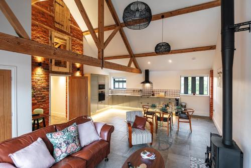 virtuve, Pigeon House - Unique Barn with private garden, hot tub and wood burner in Plealey