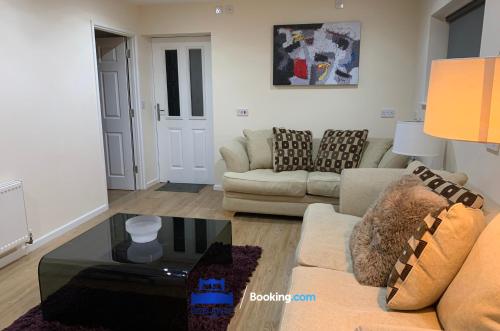 6 Bedroom House by Beds Away Short Lets & Serviced Accommodation Oxford With 2 En-suites, Garden & Free Parking