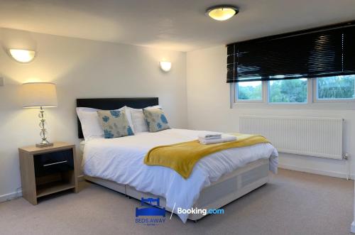 6 Bedroom House by Beds Away Short Lets & Serviced Accommodation Oxford With 2 En-suites, Garden & Free Parking