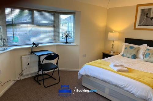 Oxford Home for the Larger Groups with garden and free parking - image 2