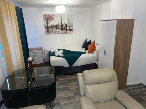 Private Room in London Enfield with parking