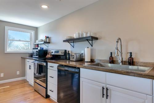 2BR Condo Downtown SWH w/ Ocean Views [Driftwood] thumb 3