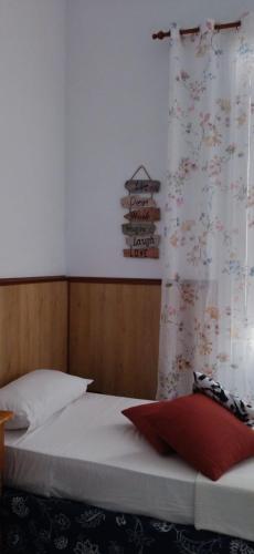 Single Room with Shared Bathroom image 3