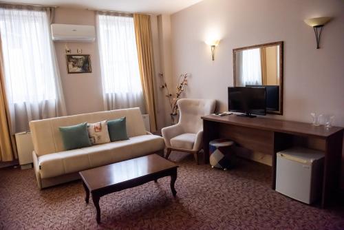 Deluxe Double Room (2 Adults + 1 Child)