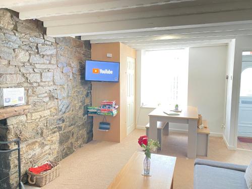 The Cwtch, Log Fire, Sleeps 5, Nr Zip World, Brecon and Bike Park Wales