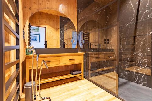 Shower, Le petit Paradis, chalet au coeur des 3 vallees in Saint-Marcel