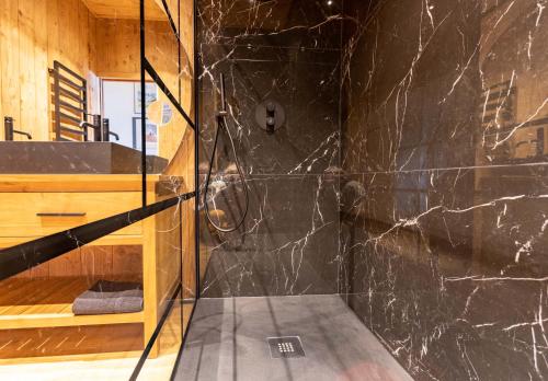 Shower, Le petit Paradis, chalet au coeur des 3 vallees in Saint-Marcel