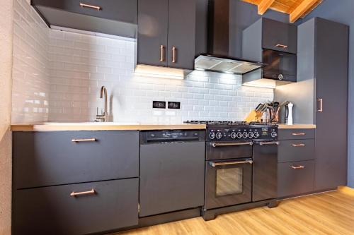 Kitchen, Le petit Paradis, chalet au coeur des 3 vallees in Saint-Marcel
