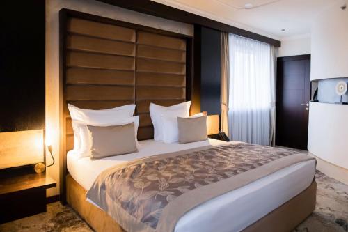 1 king bed, 1 sofa bed