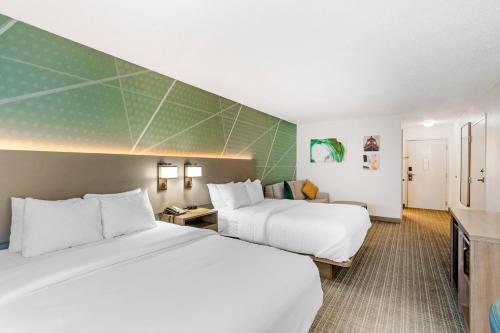Queen Suite with Two Queen Beds - Non Smoking image 4