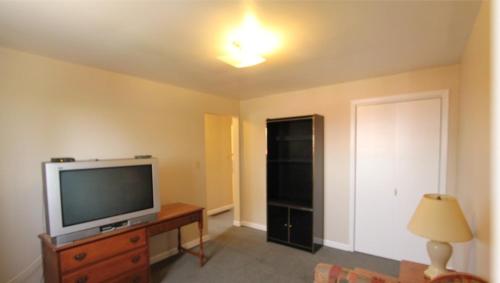 1 queen bed, 2 double beds