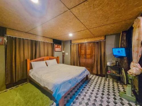 1 king bed, 1 queen bed, 1 sofa bed