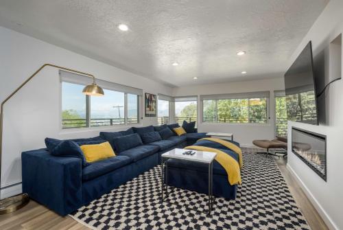 City Views & Hot Tub in Renovated 3BR 2BA Escape