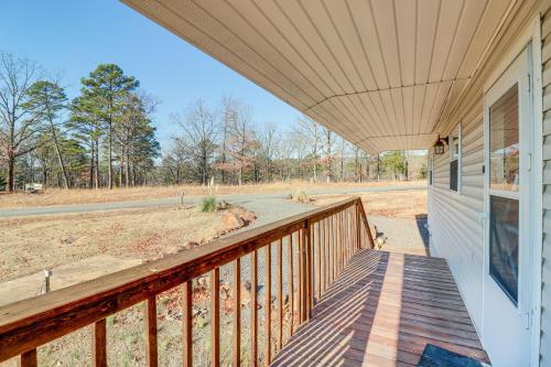 Edgemont Home with Deck and BBQ Grill 2 Mi to Lake!