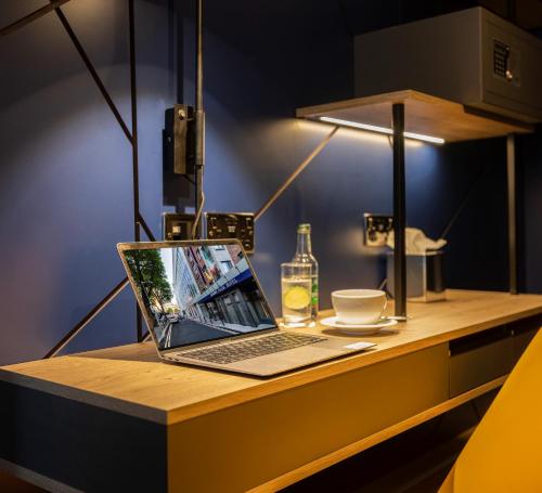 Academy Plaza Hotel - image 10