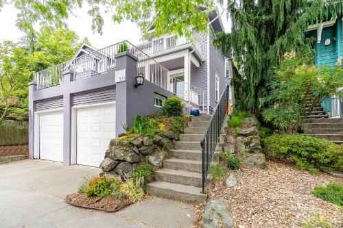 Utvendig, Capitol Hill Cutie near Japanese Garden