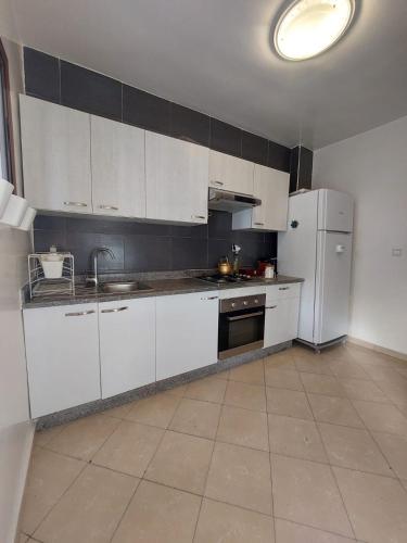 Charite Host Appartement , Wifi et Parking Gratuit in Essalam