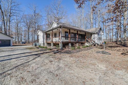 Clarksville Home with Porch and Fishing Pond Access!