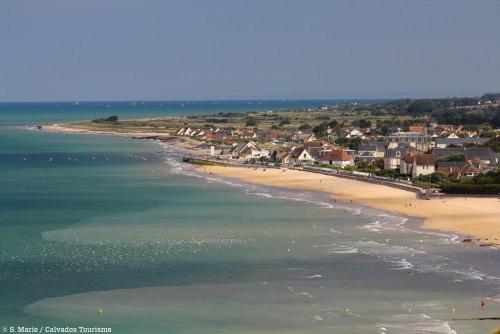 Duplex lumineux avec jardin et terrasse vue sur château proche Omaha Beach et Bayeux