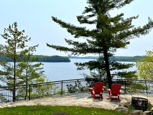 . Lakefront Retreat Hot Tub Outdoor Sauna Dock Swim Stunning Views!