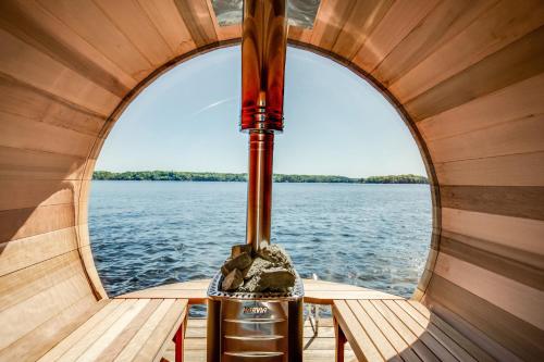 Lakefront Retreat Hot Tub Outdoor Sauna Dock Swim Stunning Views! in Rosseau (ON)