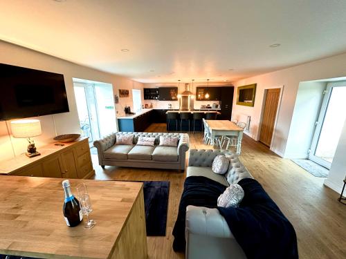 The Hideaway - Farm Stay with hottub, pool table and outdoor cinema in Н'ювмілнс