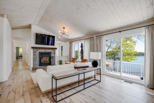 Lakefront Retreat Hot Tub Outdoor Sauna Dock Swim Stunning Views! in Rosseau (ON)