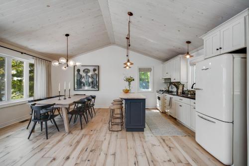 Lakefront Retreat Hot Tub Outdoor Sauna Dock Swim Stunning Views! in Rosseau (ON)