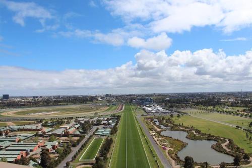 Luxurious Flemington with Stunning Racecourse View