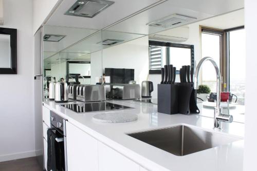 廚房, Luxurious Flemington with Stunning Racecourse View in 弗萊明頓