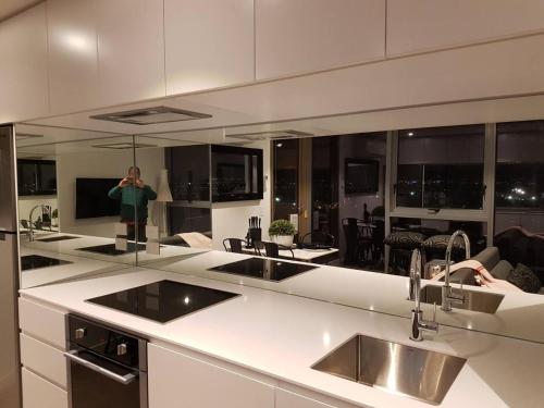 廚房, Luxurious Flemington with Stunning Racecourse View in 弗萊明頓