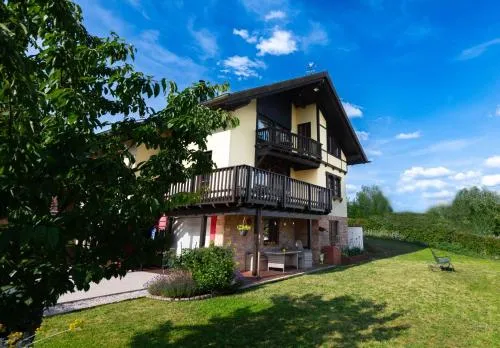 Sonnige Aussicht in Mitlosheim, Deutschland