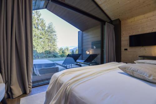 Deluxe Double or Twin Room with Mountain View