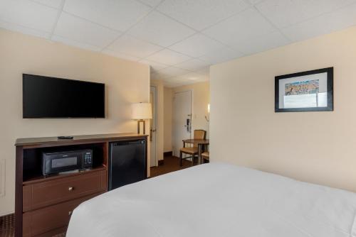 Econo Lodge Oceanfront - image 8