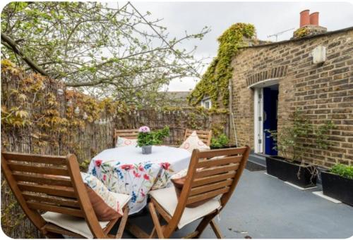 Stylish room with private bath & terrace in super central Clapham Junction minutes from Victoria, Waterloo, Gatwick, London (photo 5)