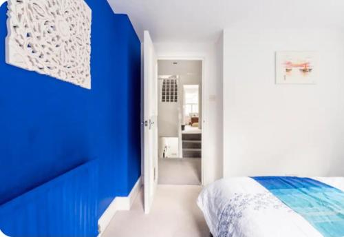 Stylish room with private bath & terrace in super central Clapham Junction minutes from Victoria, Waterloo, Gatwick, London (photo 4)