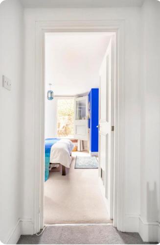 Stylish room with private bath & terrace in super central Clapham Junction minutes from Victoria, Waterloo, Gatwick, London (photo 3)