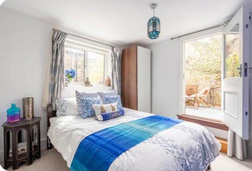 Stylish room with private bath & terrace in super central Clapham Junction minutes from Victoria, Waterloo, Gatwick, London (photo 2)
