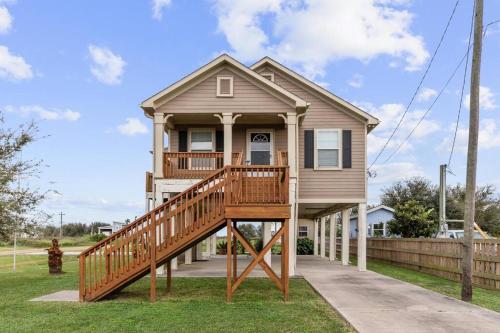 4 FREE Kayaks for use & short drive to the beach! in Bolivar Peninsula, USA