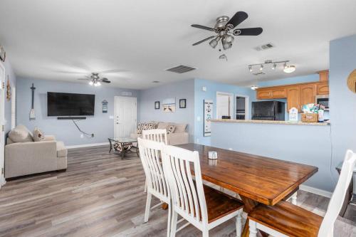 4 FREE Kayaks for use & short drive to the beach! in Bolivar Peninsula, USA