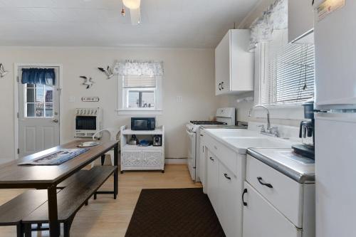 Comfortable 2BR Condo Near the Beach & Boardwalk in Wildwood, USA