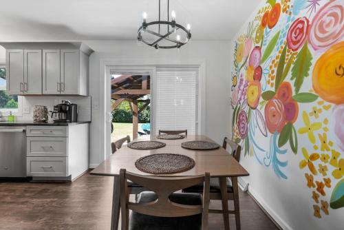 ELYSIUM - Whole House - 4BR 2BA - Hot Tub - Game Room - Fenced Yard - Pet Friendly in Grand Rapids, USA