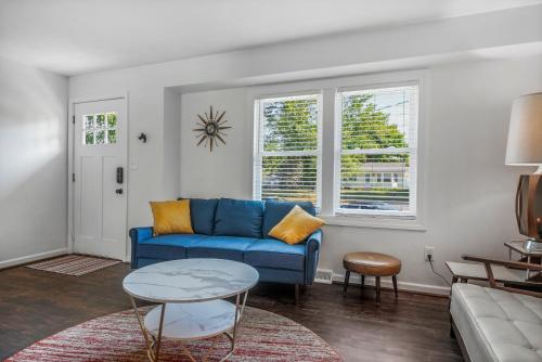 ELYSIUM - Whole House - 4BR 2BA - Hot Tub - Game Room - Fenced Yard - Pet Friendly in Grand Rapids, USA