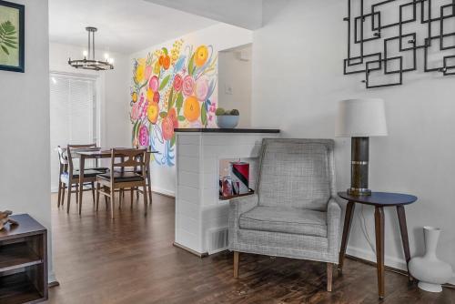 ELYSIUM - Whole House - 4BR 2BA - Hot Tub - Game Room - Fenced Yard - Pet Friendly in Grand Rapids, USA