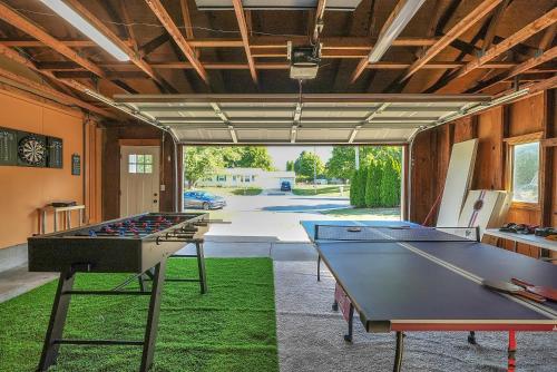 ELYSIUM - Whole House - 4BR 2BA - Hot Tub - Game Room - Fenced Yard - Pet Friendly in Grand Rapids, USA